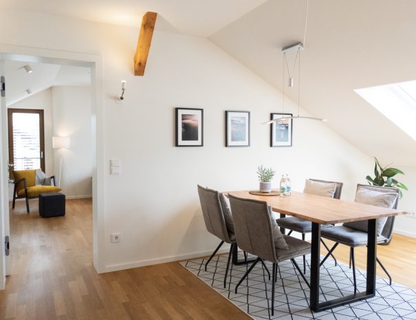 FeWo_gold_und_gruen_essbereich